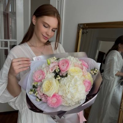 Букет з гортензії, троянд, ранункулюсів, еустоми та сімфорікарпуса
