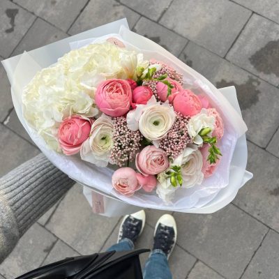 Букет з піоновидних троянд, ранункулюса, озотамнусу, фрезій та гортензії