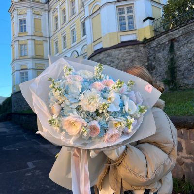 Вишуканий букет з гортензії, матіоли, ранункулюсів та орхідеї