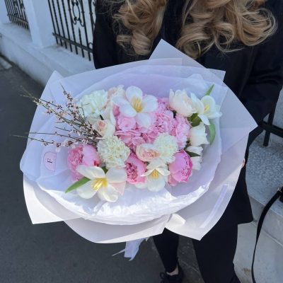 Ніжний букет з півоній, ароматної дженісти, тюльпанів та гвоздики
