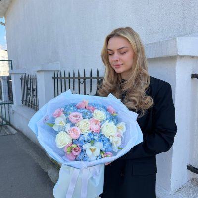 Букет з блакитної гортензії, ранункулюсів, троянд, еустоми та тюльпанів
