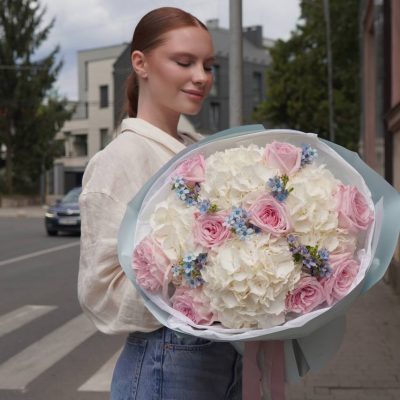 Букет з білих гортензій, троянд Пінк Охара та оксіпеталума