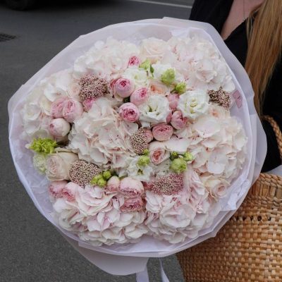 Букет з ніжної гортензії, кущової троянди, еустоми та піоновидних троянд