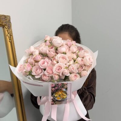 Букет з 17 гілок кущової троянди Fairy Kiss