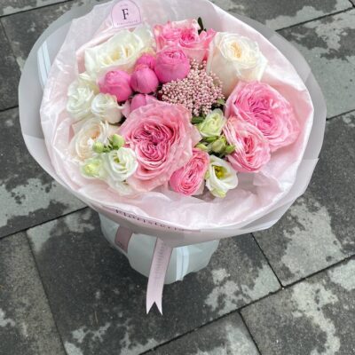 Букет з піонодних троянд, еустоми та озотамнусу