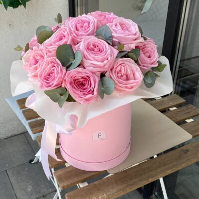 Композиція в коробці з 21 піоновидної троянди сорту Pink O’Hara та евкаліпту