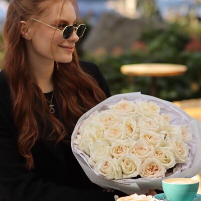 21 піоновидна троянда White O’Hara