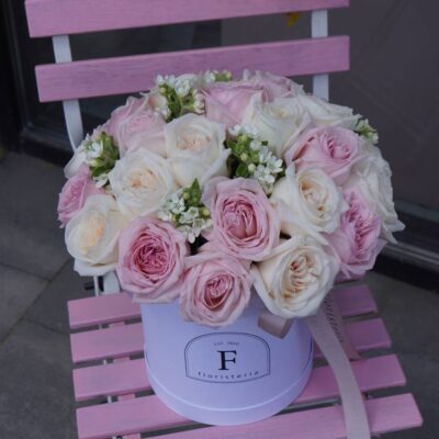 Бокс з піоновидних троянд та білого оксіпеталума