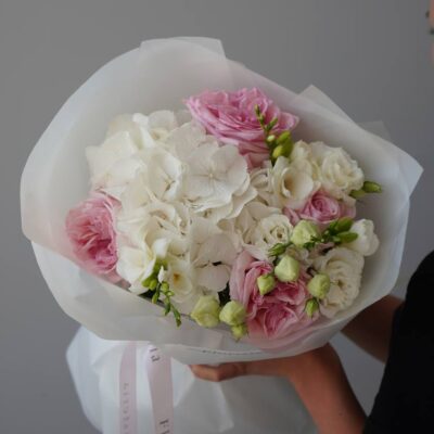 Букет з білої гортензії, троянд Пінк Охара, фрезій та еустоми