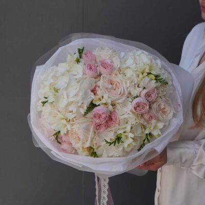 Букет з гортензій, троянд та фрезій