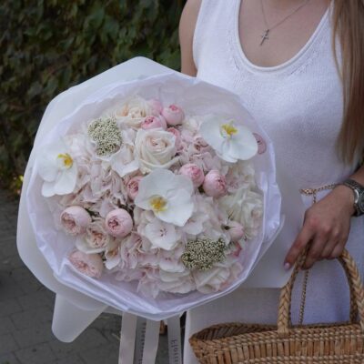 Букет з орхідеї, піоновидних троянд, озотамнуса та гортензії