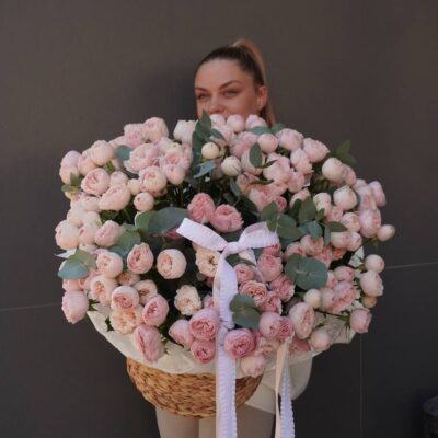 Кошик з 51 піоновидних троянд Mansfield Park та евкаліпту