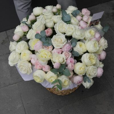 Великий кошик з міксу піоновидних троянд
