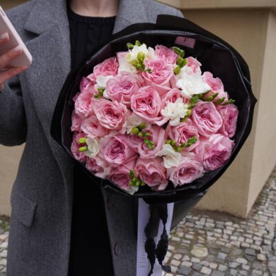 Букет з троянд сорту Пінк Охара та фрезій