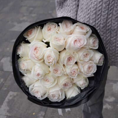 Букет з 25 білих піоновидних троянд Вайт Охара