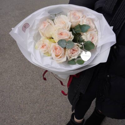 Букет з 11 піоновидних троянд White O’Hara та евкаліпту