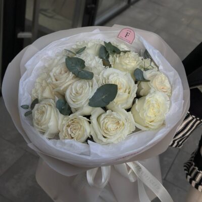 Букет з 15 троянд Playa Blanca та евкаліпту