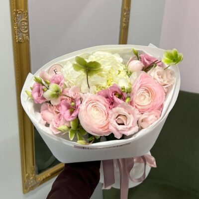 Букет з еустоми, гортензій, хелеборусу та ранункулюсів