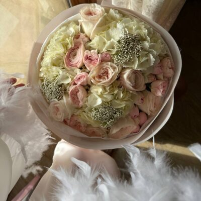 Ніжний букет з ранункулюсів, троянд, озотамнусу та гортензій