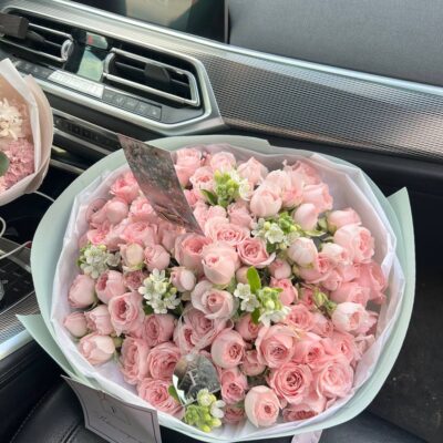 Букет з 25 кущових троянд та оксіпеталума