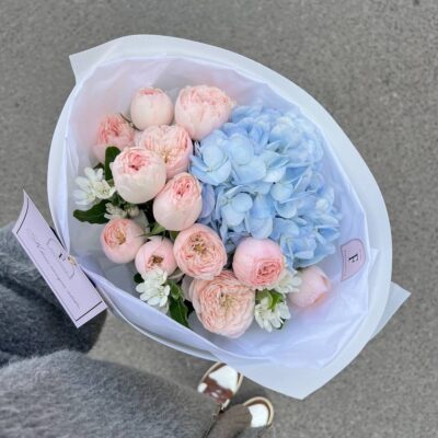 Букет з троянд, оксіпеталума та блакитної гортензії