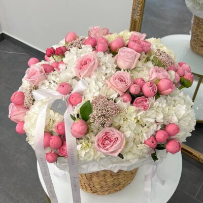 Композиція в кошику в біло-рожевій колористиці