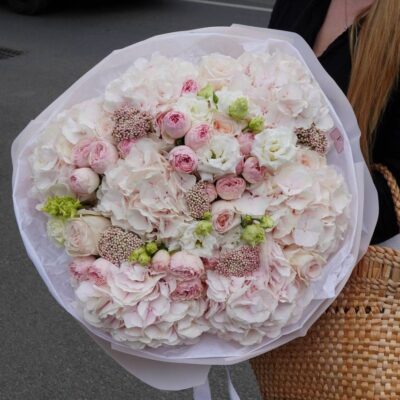 Букет з ніжної гортензії, кущової троянди, еустоми та піоновидних троянд