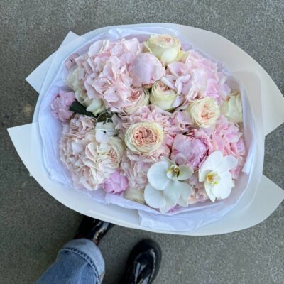 Букет з піоновидних троянд, півоній, орхідеї та гортензії