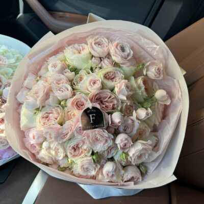 Букет з кущових та одноголових піоновидних троянд