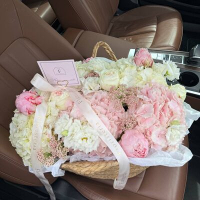 Композиція в кошику в рожево-білій колористиці