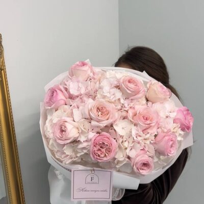 Букет з садової троянди та ніжно рожевої гортензії