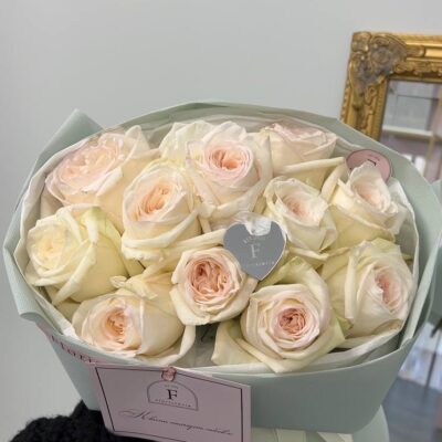 Букет з 11 піоновидних троянд Вайт Охара