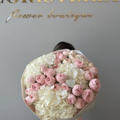 Букет з кущової троянди Менсфілд Парк та білої гортензії