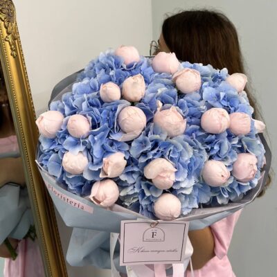 Букет з блакитної гортензії та садової троянди Peony Pink