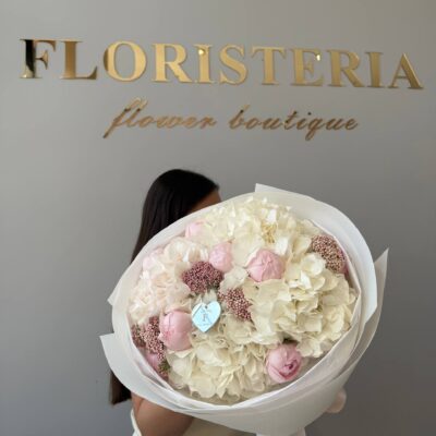 Букет з білої гортензії, озотамнусу та піоновидної троянди