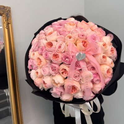Букет з 77 садових піоновидних троянд