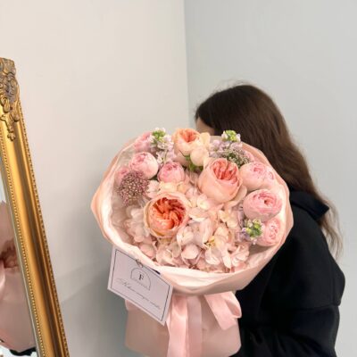 Букет з гортензій, матіоли, озотамнуса та троянд