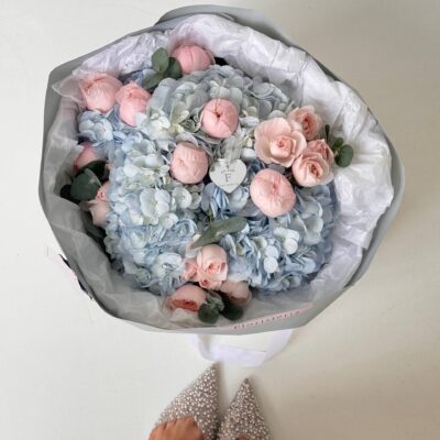 Букет з троянд, блакитної гортензії та евкаліпту