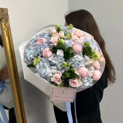Букет з блакитної гортензії, садових троянд та хелеборуса