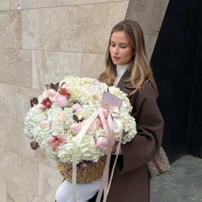 Композиція в плетеному кошику  з гортензій, троянд, ранункулюсів, тюльпанів та евкаліпту