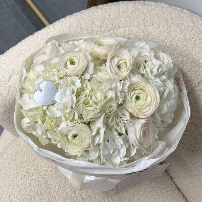 Букет з білих гортензій та ранункулюсів