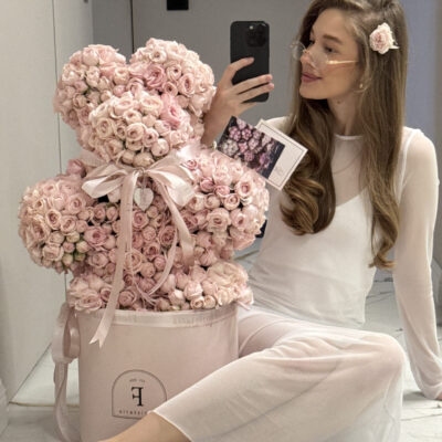 Композиція в формі ведмедика з піоновидних троянд Fairy Kiss