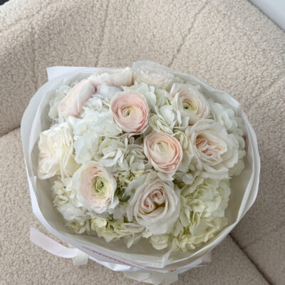 Букет з ранункулюсів, піоновидних троянд та гортензій