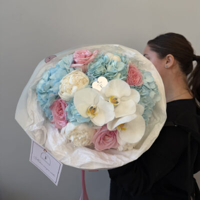 Букет з блакитними гортензіями, півоніями, трояндами та орхідеями