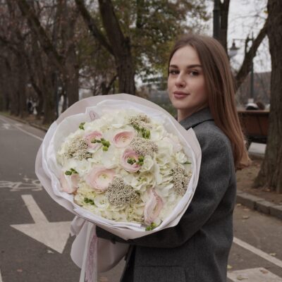 Букет з білих гортензій, ранункулюсів, фрезій та озотамнусу
