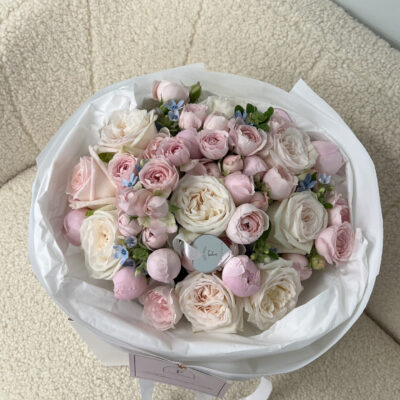 Ніжний мікс з піоновидних троянд, кущової троянди Fairy Kiss та оксипеталума