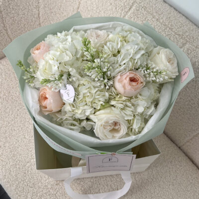 Букет з бузка, піоновидних троянд та гортензій