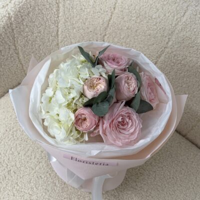 Мікс з гортензії, піоновидних троянд та евкаліпту