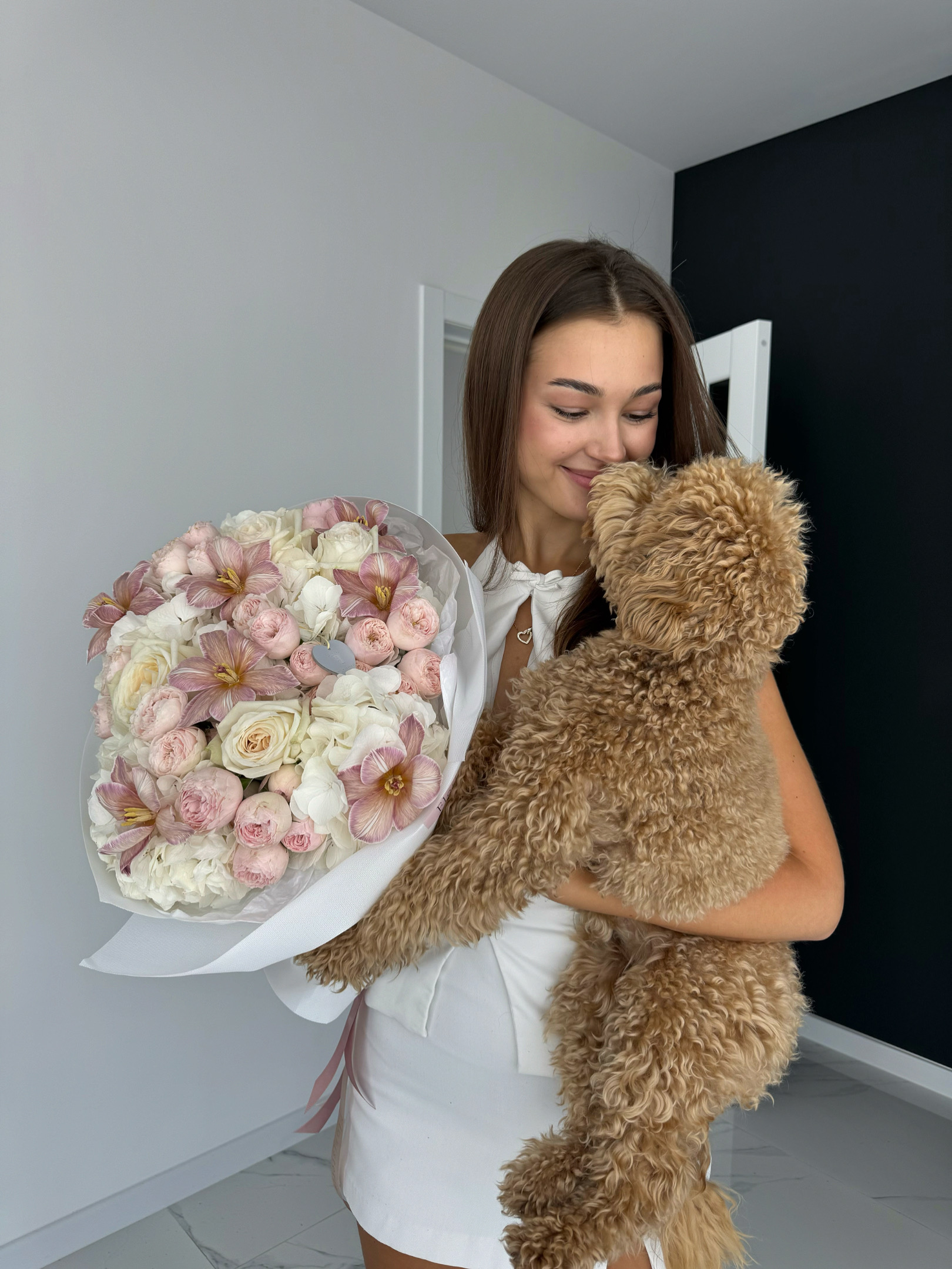 Букети від 2500 грн доставляємо у брендованих пакетах