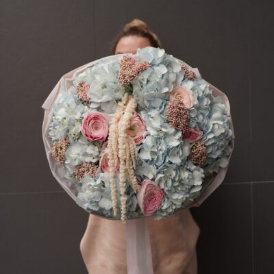 Блакитно рожевий мікс з  ранункулюсами, озотамнусом, амарантом та гортензіями